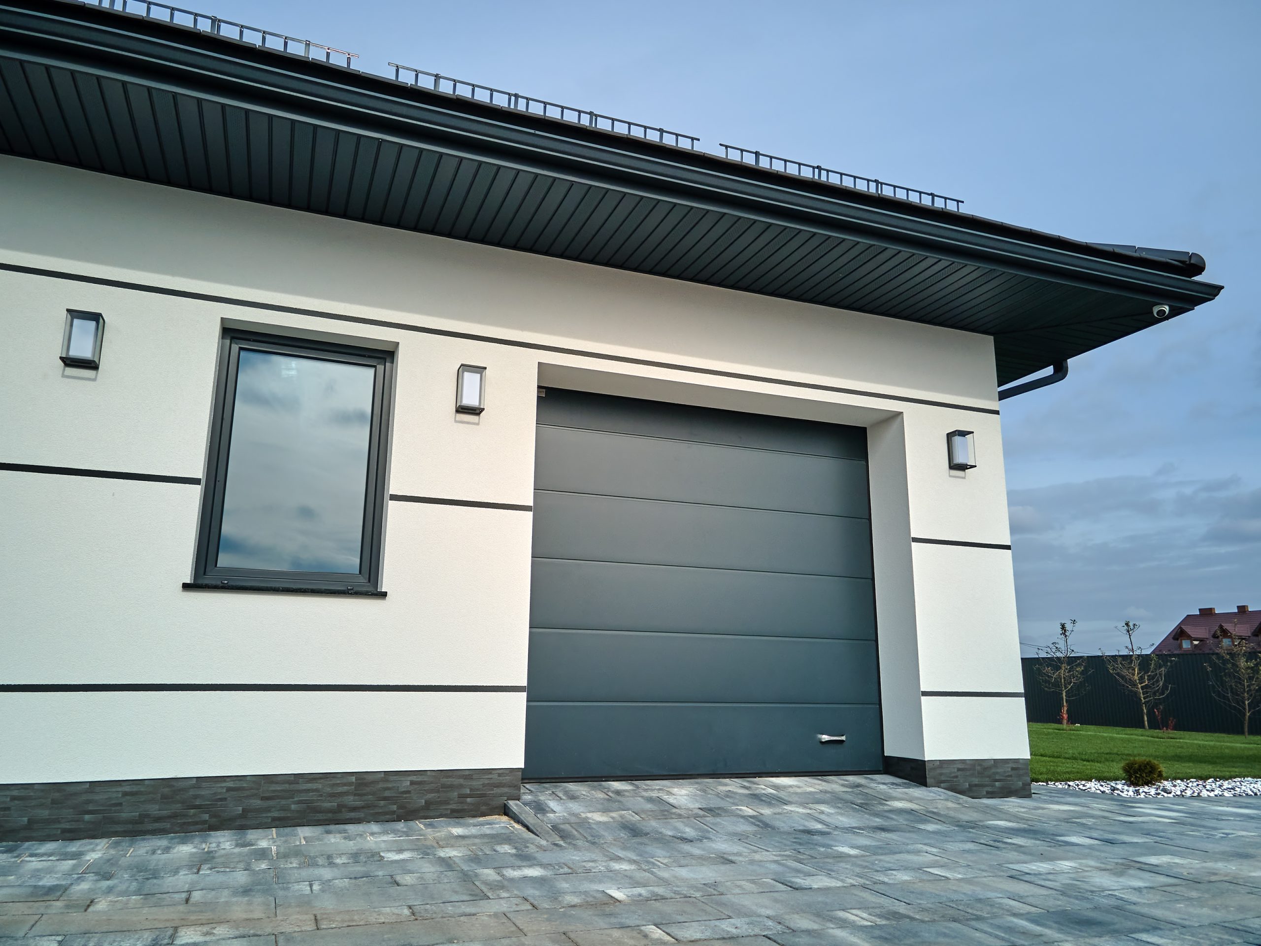 Fenêtre aluminium anthracite assortie à la porte de garage, maison neuve à Rennes — VLAN
